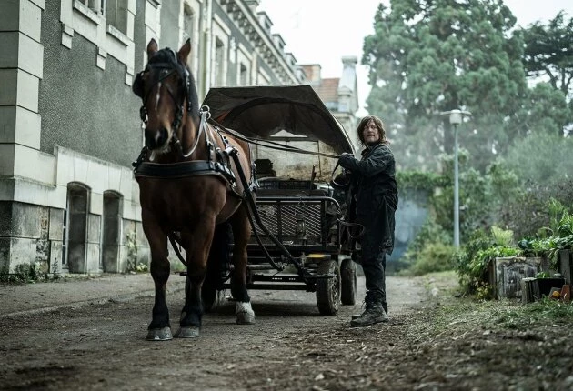 Кадр из 2 сезона сериала Ходячие мертвецы Дэрил Диксон